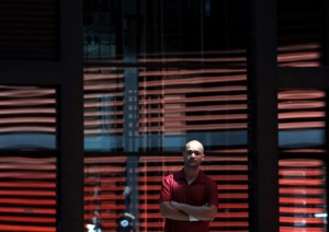 David Escalona fotografiado junto al Museo Reina Sofía